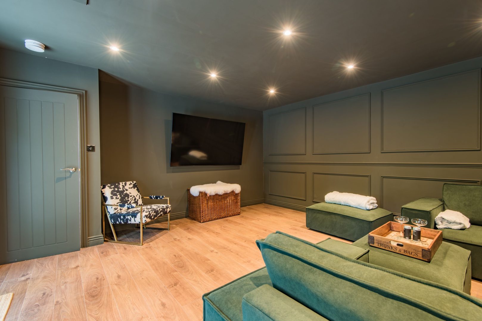 Forest-green snug with large screen